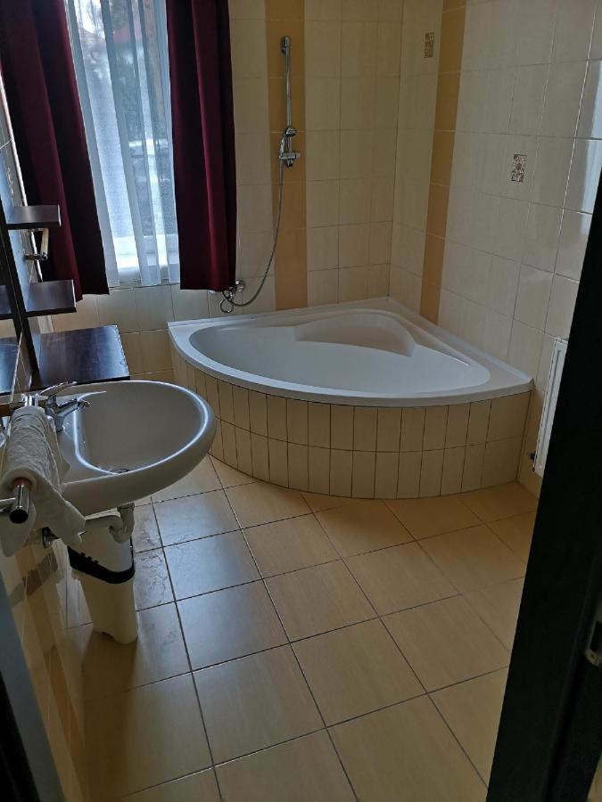 Bed and Breakfast Borostyan Panzio Balatonfuered Exterior foto