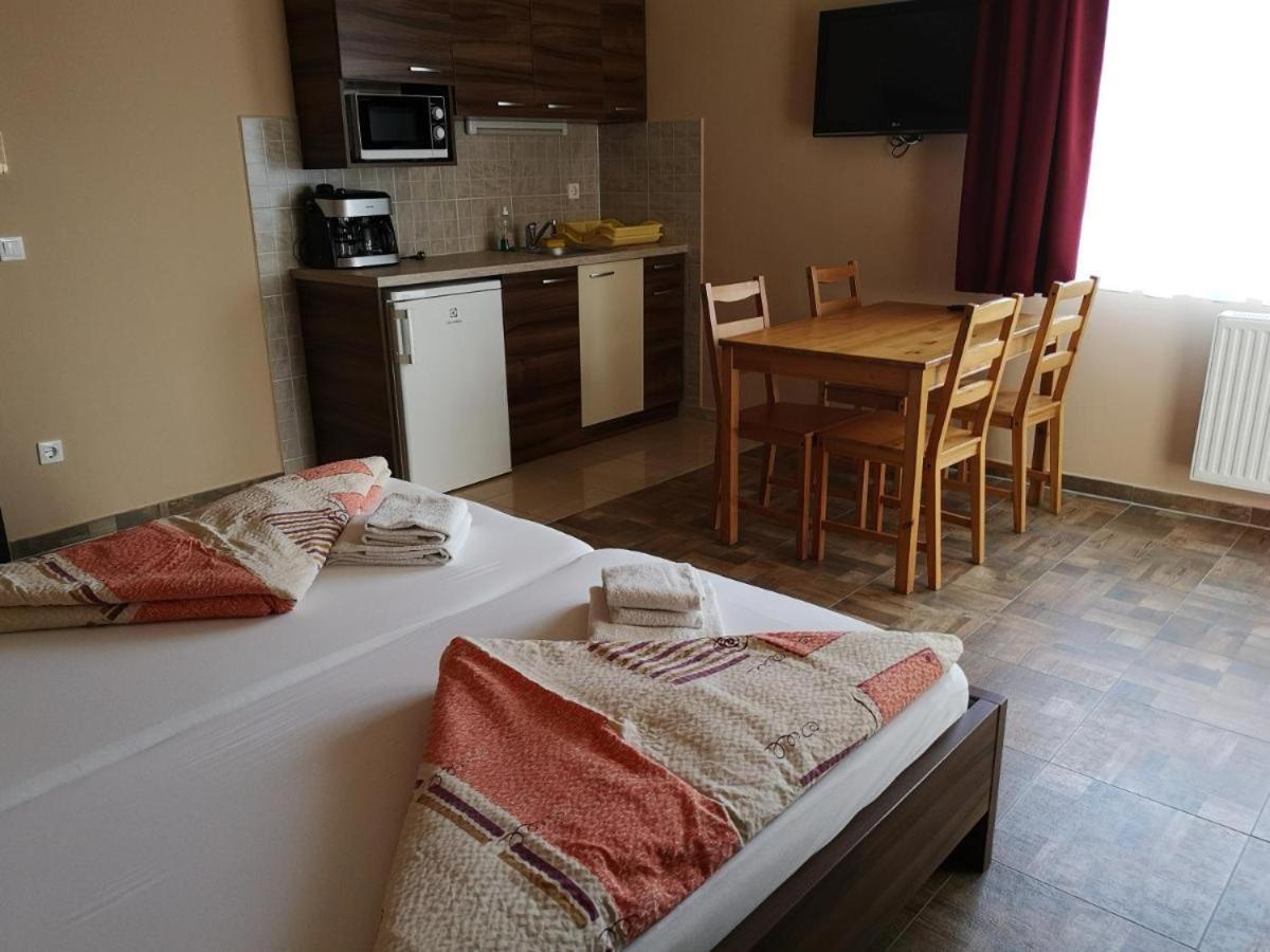 Bed and Breakfast Borostyan Panzio Balatonfuered Exterior foto