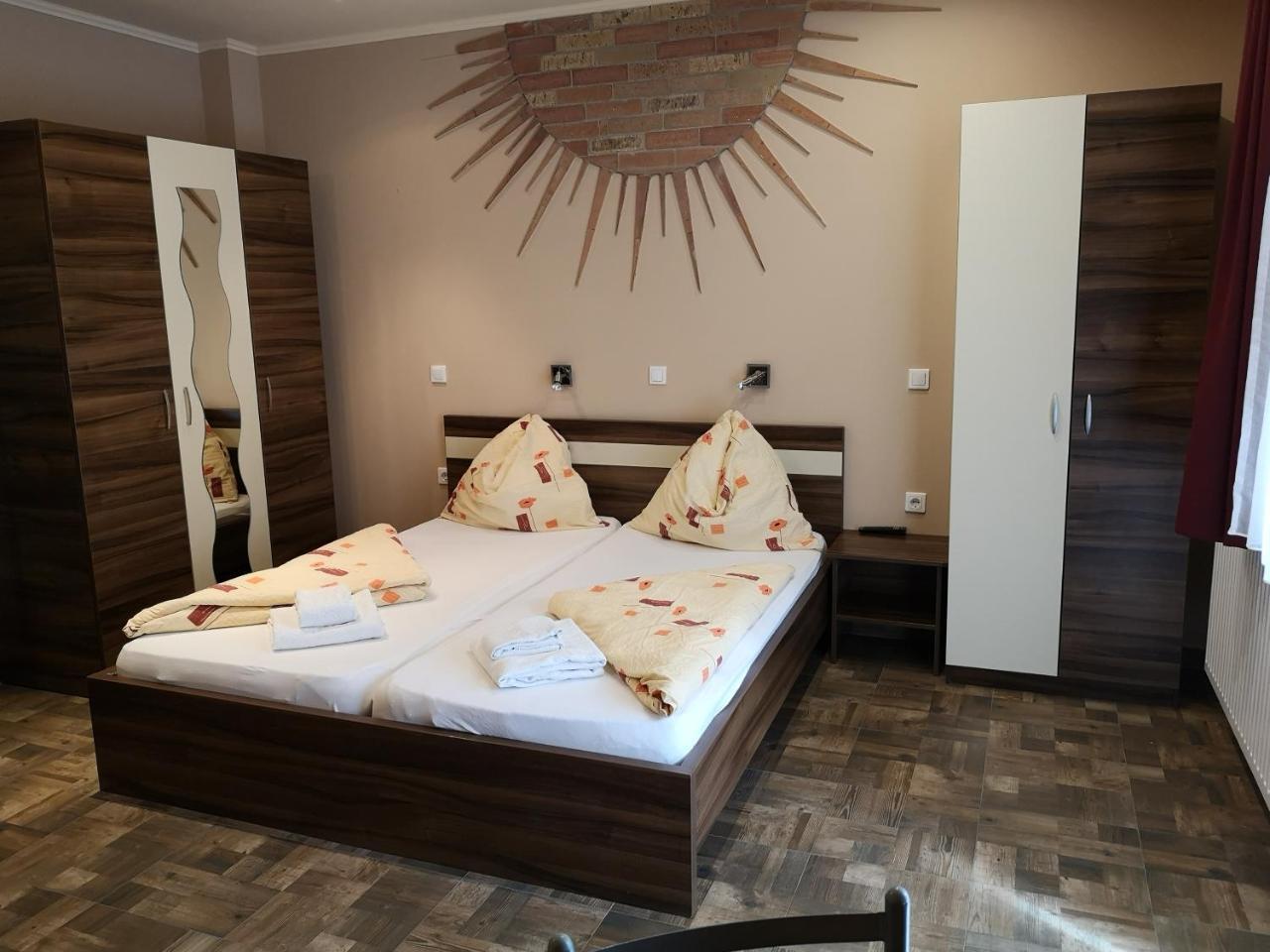 Bed and Breakfast Borostyan Panzio Balatonfuered Exterior foto