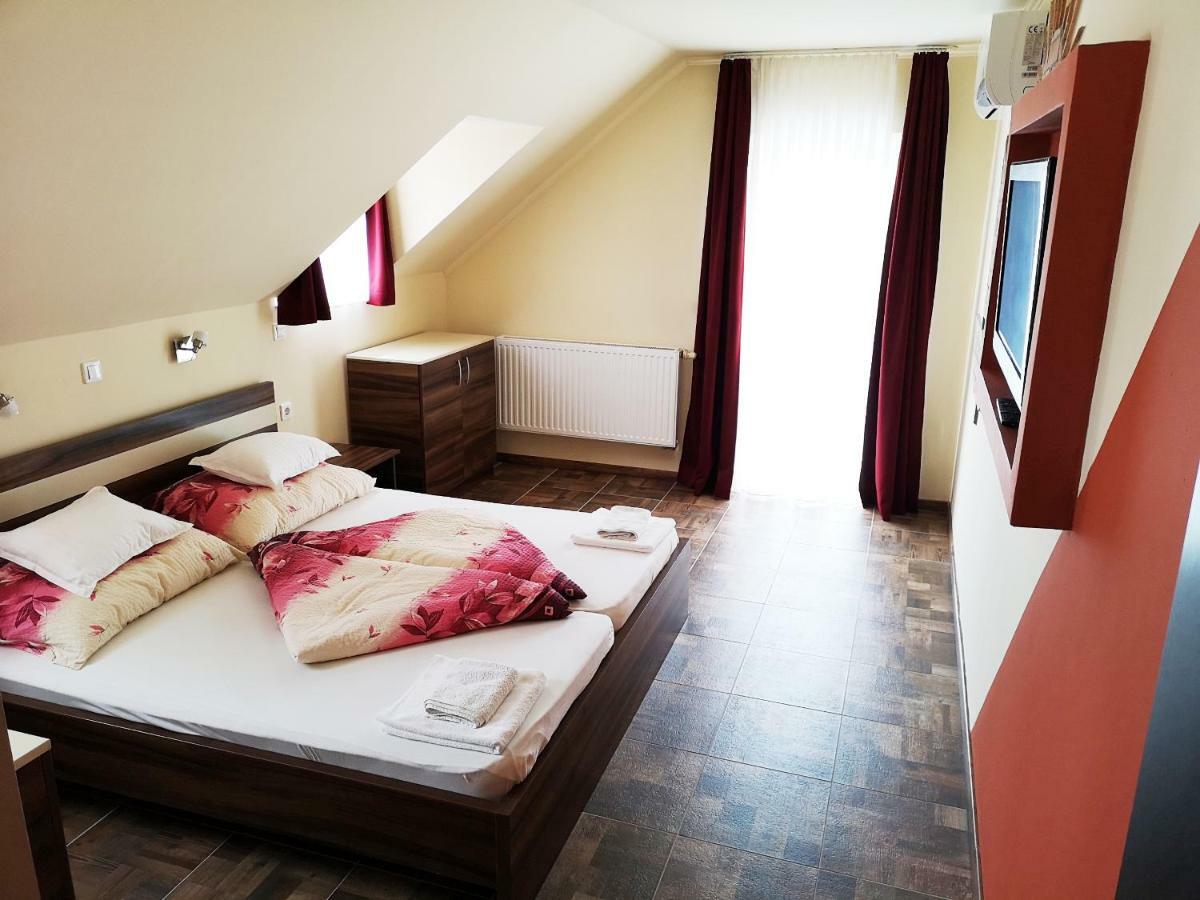 Bed and Breakfast Borostyan Panzio Balatonfuered Exterior foto