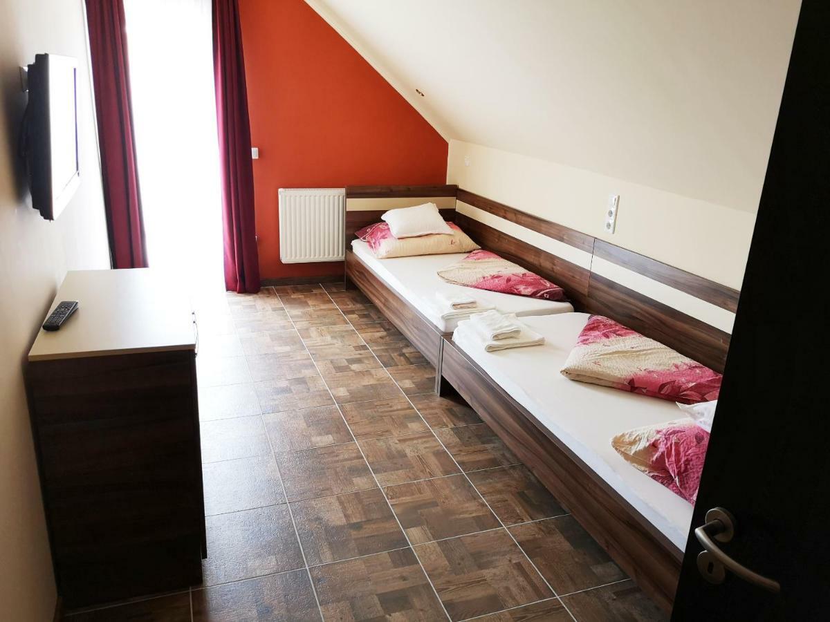 Bed and Breakfast Borostyan Panzio Balatonfuered Exterior foto