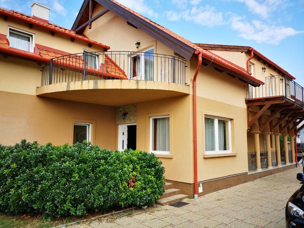 Bed and Breakfast Borostyan Panzio Balatonfuered Exterior foto